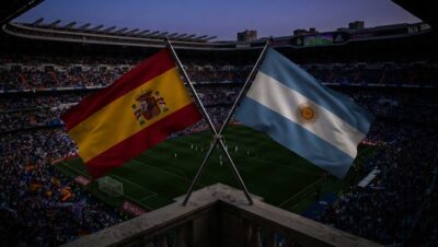 Jugadores de España y Argentina disputan el balón en un estadio lleno durante el Mundial 2026.