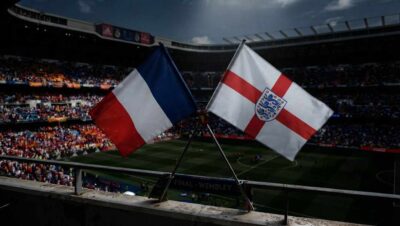 Jugadores de Francia e Inglaterra disputan el balón en un estadio lleno durante el Mundial 2026.